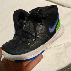 Kids Kyrie Irving basketball shoes. Size 13